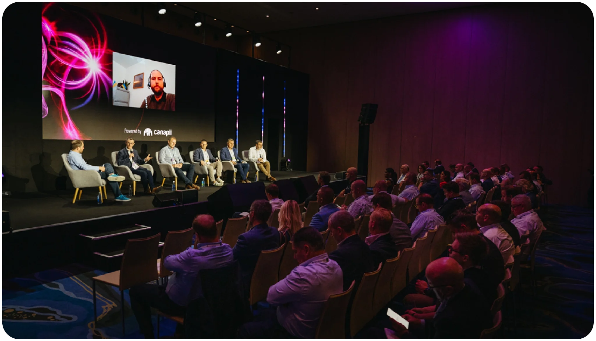 Hybrid event combining an on-site audience with virtual attendees